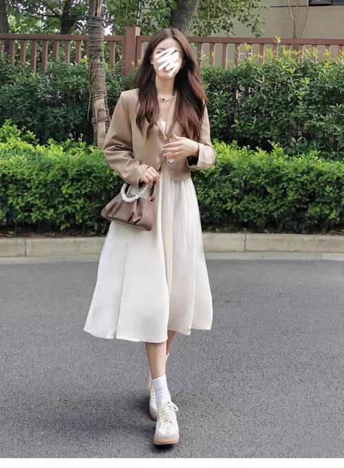 吊带拼接连衣裙怎么搭配上衣外套