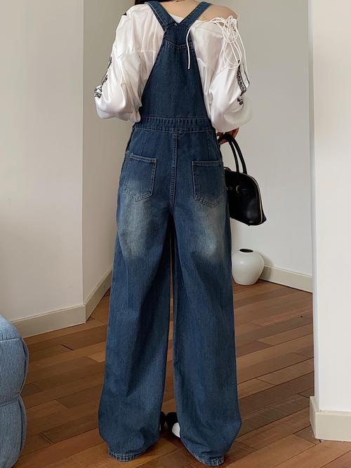 冬天穿牛仔背带裤怎么搭配什么外套好看吗