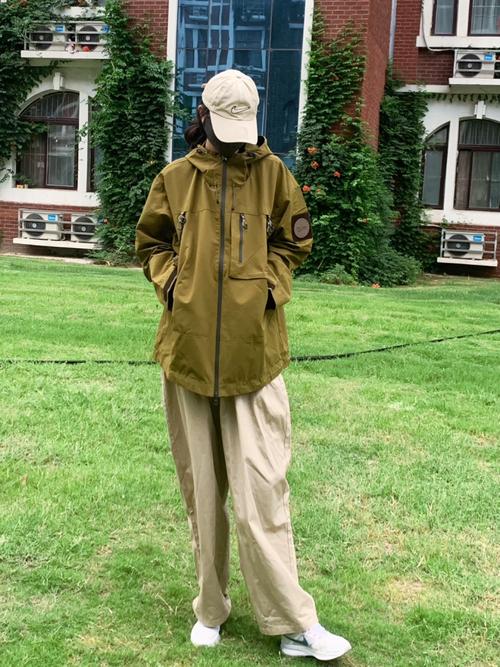 卡其色外套绿色裤子怎么搭配