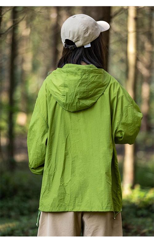 卡其色外套绿色裤子怎么搭配