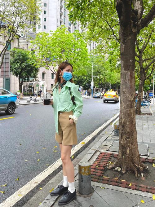 卡其色外套绿色裤子怎么搭配