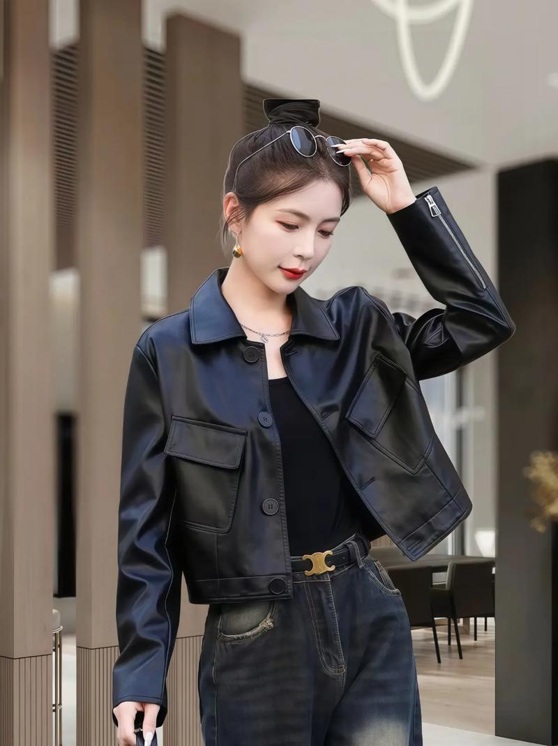 皮衣服女款里面怎么搭配