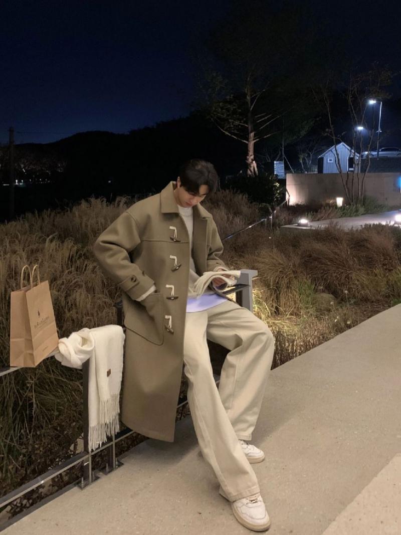 男生浅棕色风衣怎么搭配图片