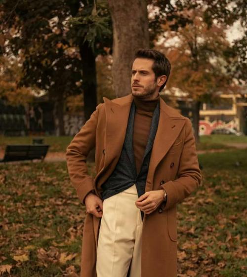 男生浅棕色风衣怎么搭配