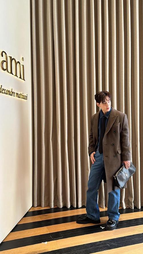 男生浅棕色风衣怎么搭配