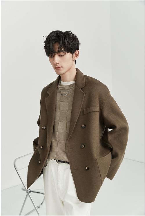 男生浅棕色风衣怎么搭配