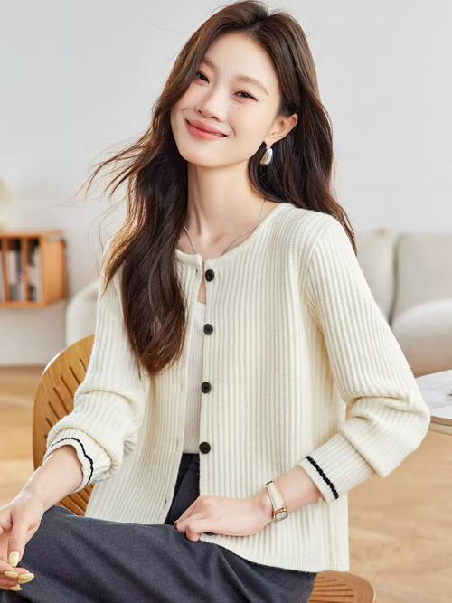 大外套白毛衣怎么搭配图片