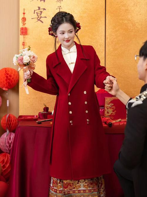 结婚红色风衣怎么搭配衣服好看