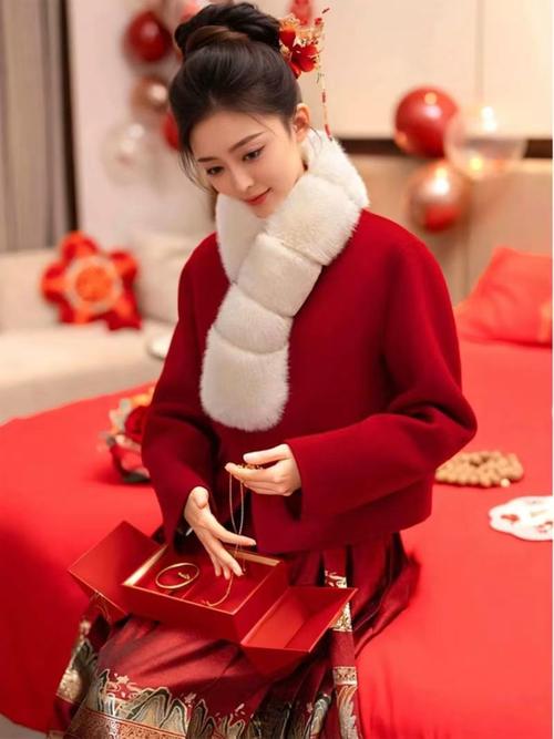 结婚红色风衣怎么搭配衣服好看