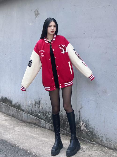 冬季棒球服里面怎么搭配