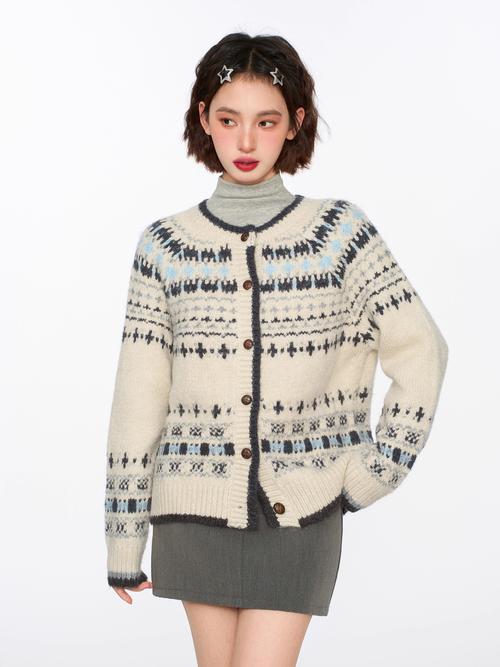 大外套白毛衣怎么搭配