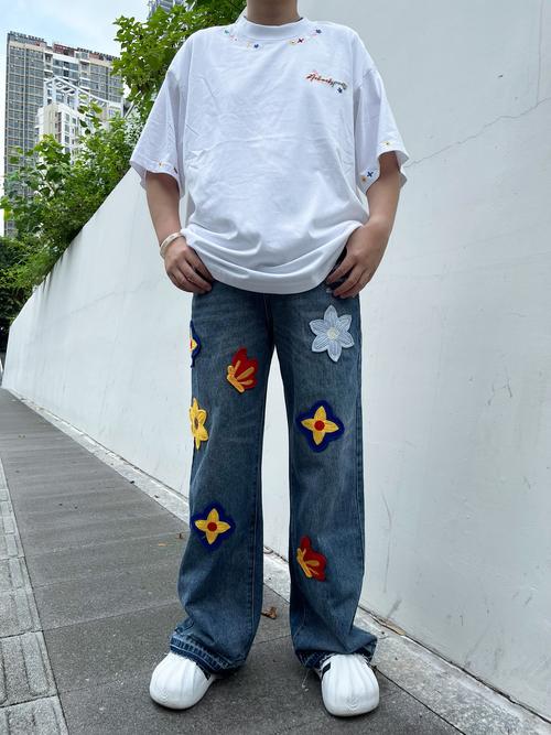 绣牛仔裤怎么搭配衣服