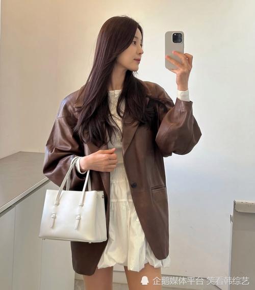 短款咖色皮衣下身怎么搭配图片