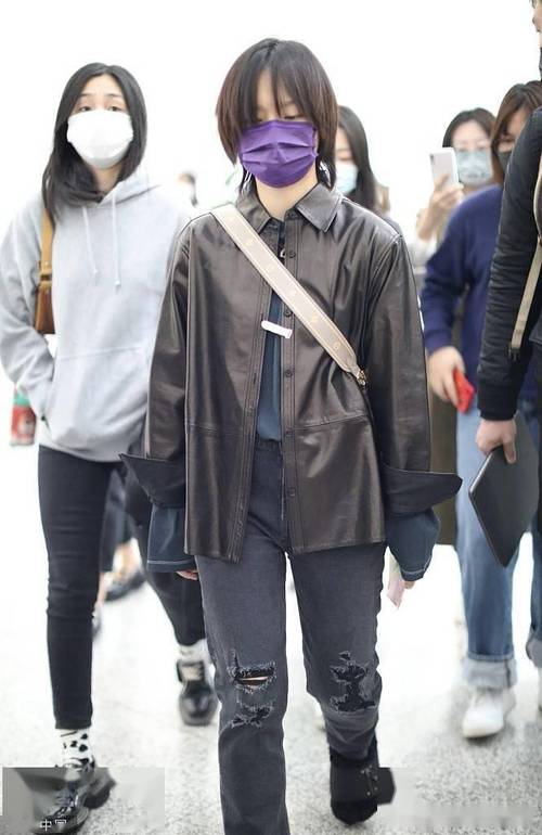 短款咖色皮衣下身怎么搭配图片