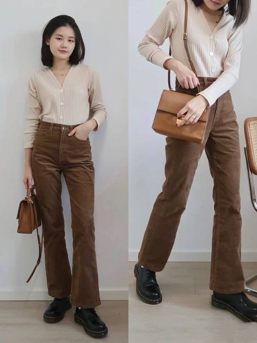 深咖色裤子配什么上衣