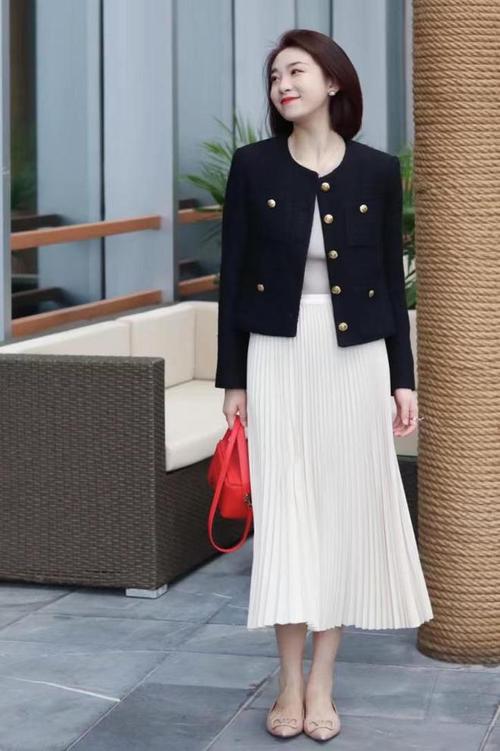 白色百褶裙搭配什么上衣