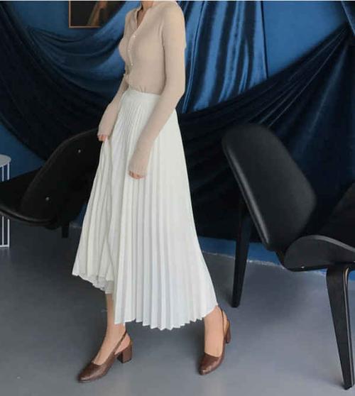 白色百褶裙搭配什么上衣