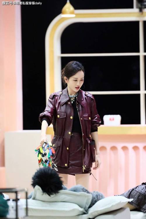 中长款皮衣下身怎么搭配