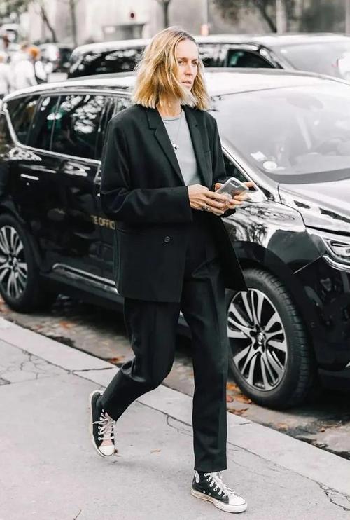 黑色帆布鞋怎么搭配好看