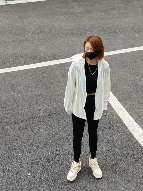 长款白色防晒衣怎么搭配