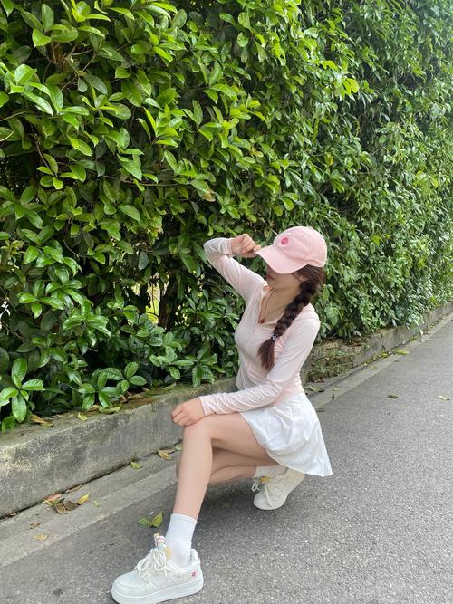 长款白色防晒衣怎么搭配