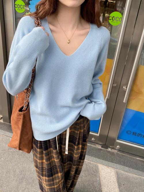 v领毛衣里内搭什么