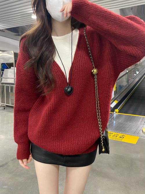 v领毛衣里内搭什么