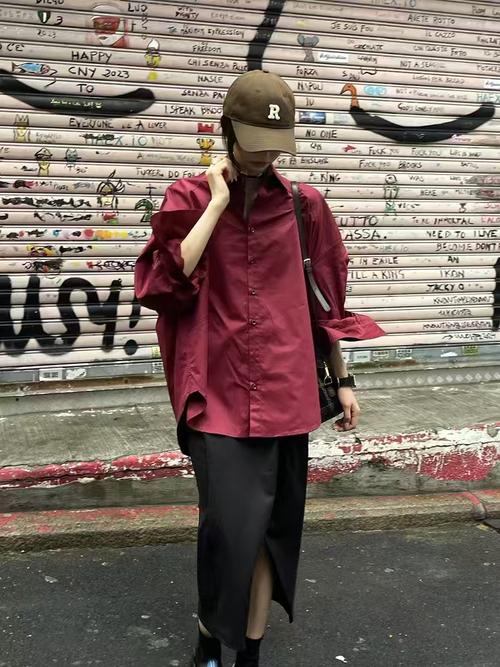 大红色衬衣怎么搭配下面