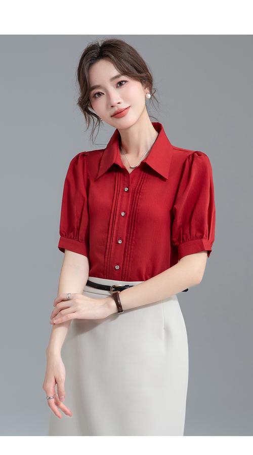 大红色衬衣怎么搭配下面