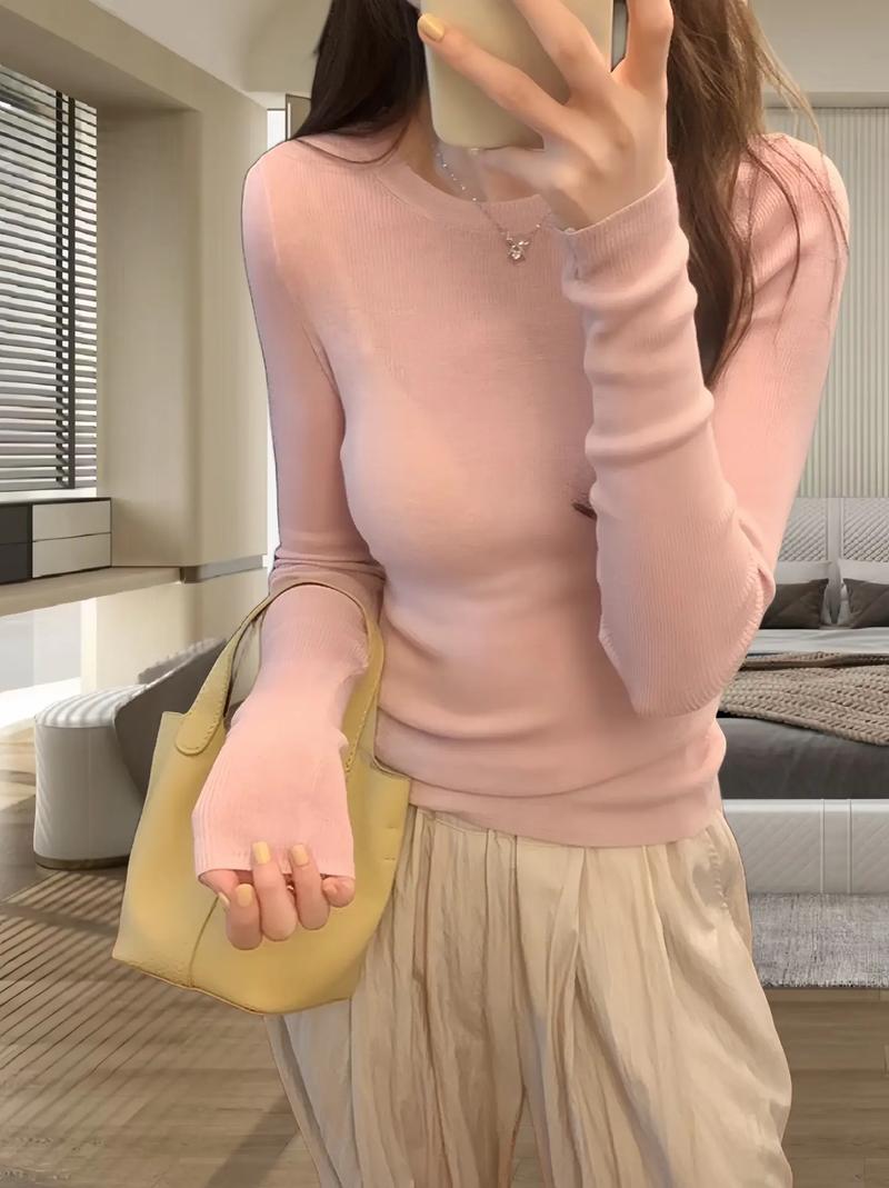 打底贴身粉红毛衣怎么搭配