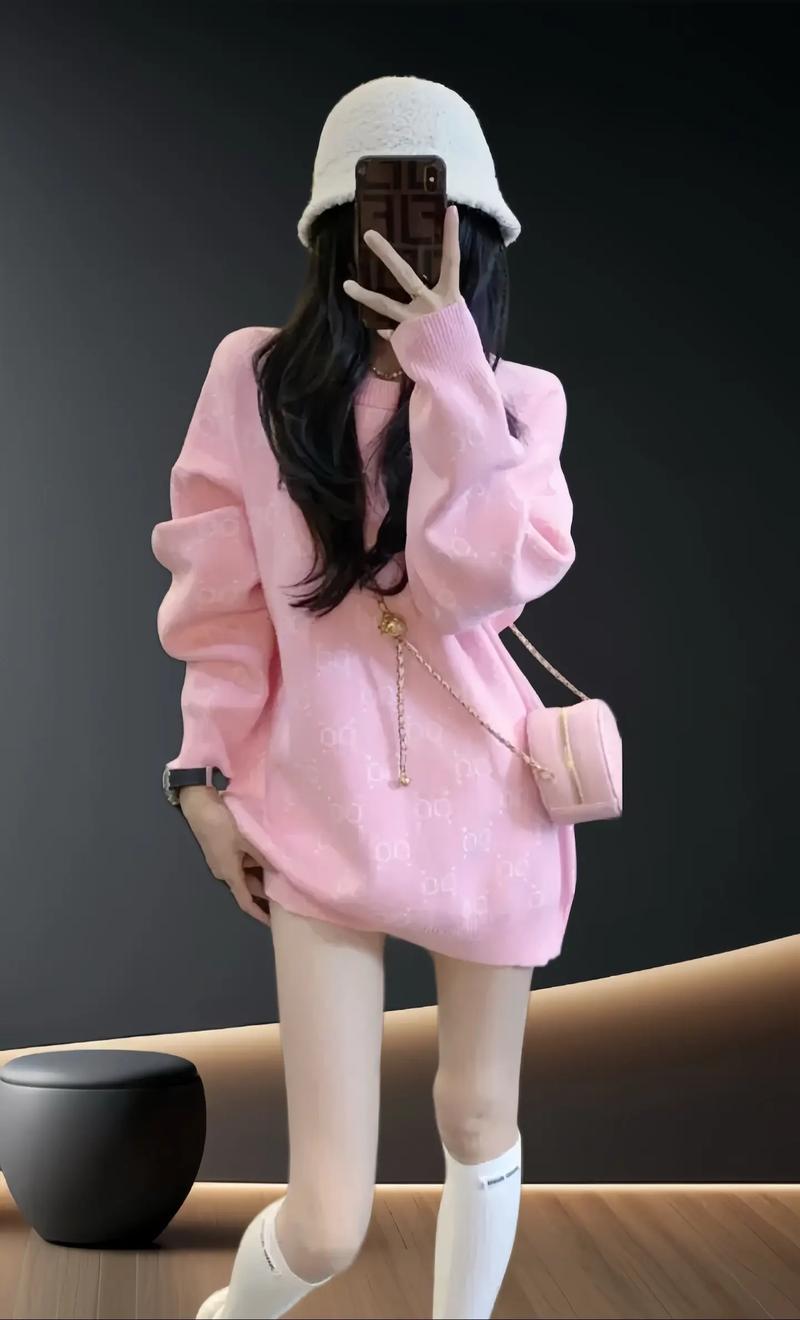 打底贴身粉红毛衣怎么搭配