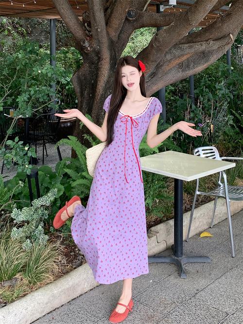 浅紫色连衣裙怎么搭配图片