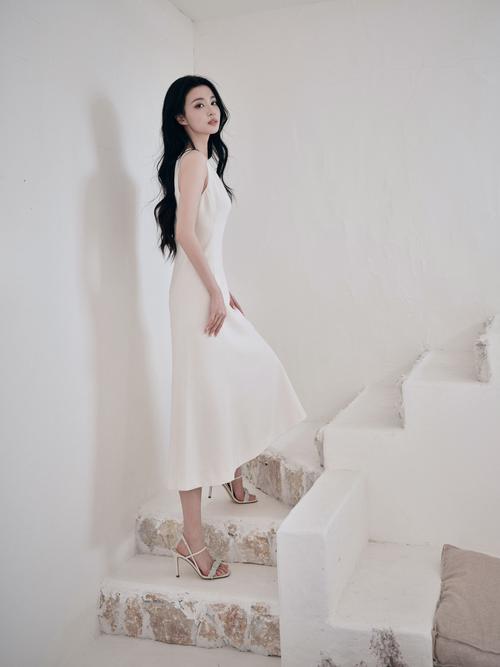 怎么搭配白色连衣裙