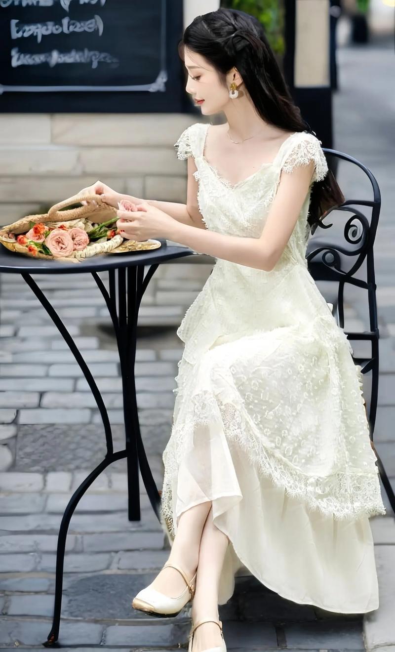 怎么搭配白色连衣裙