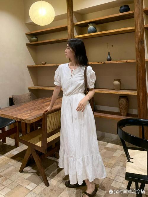 怎么搭配白色连衣裙