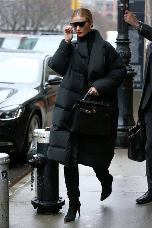 黑色中长款毛衣下身怎么搭配衣服好看