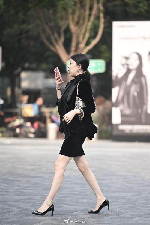 女士漆皮的鞋子怎么搭配