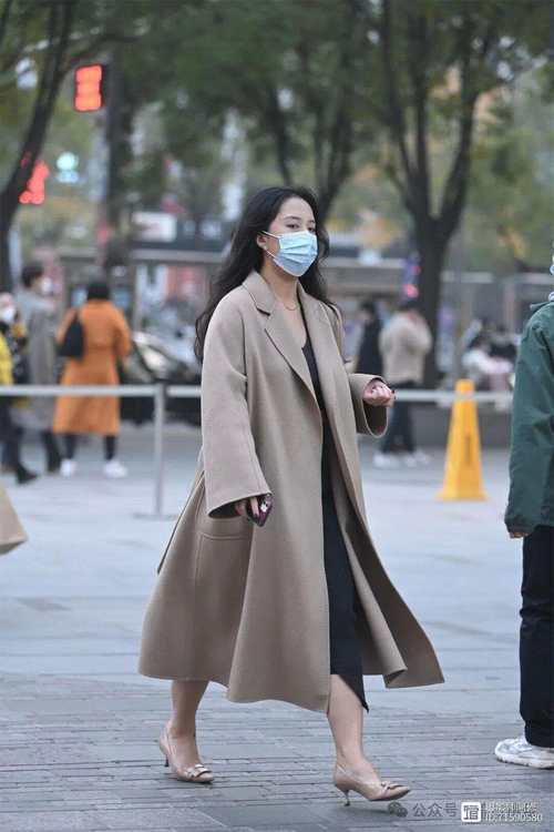 裸色毛呢怎么搭配