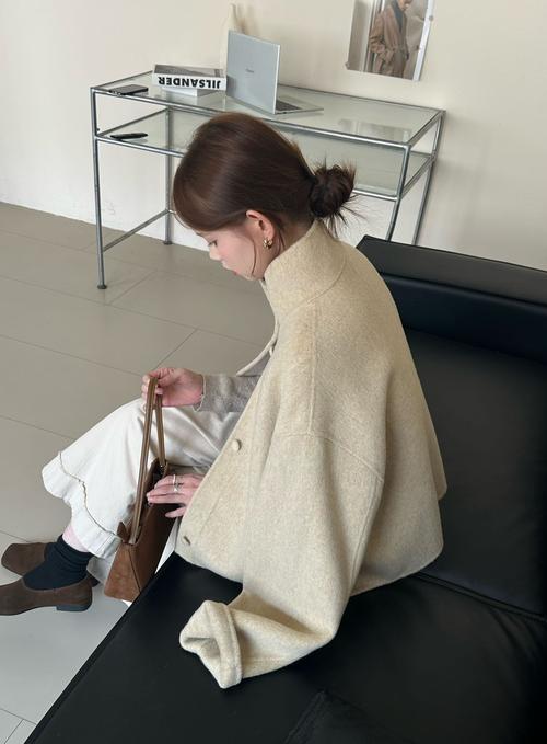 裸色毛呢怎么搭配