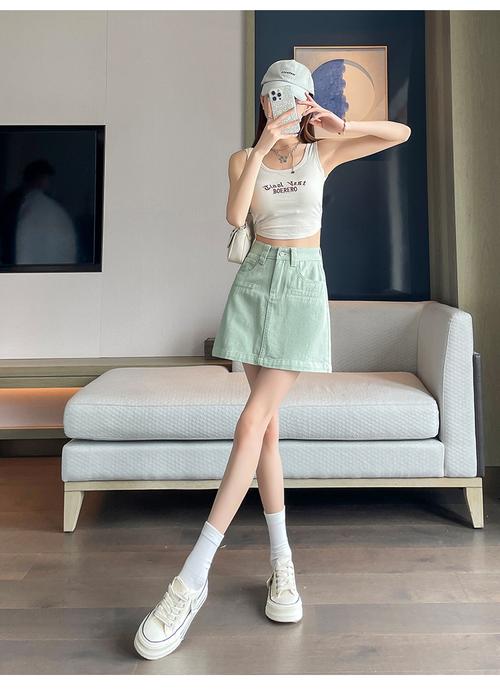 卡其色半身短裙怎么搭配图片