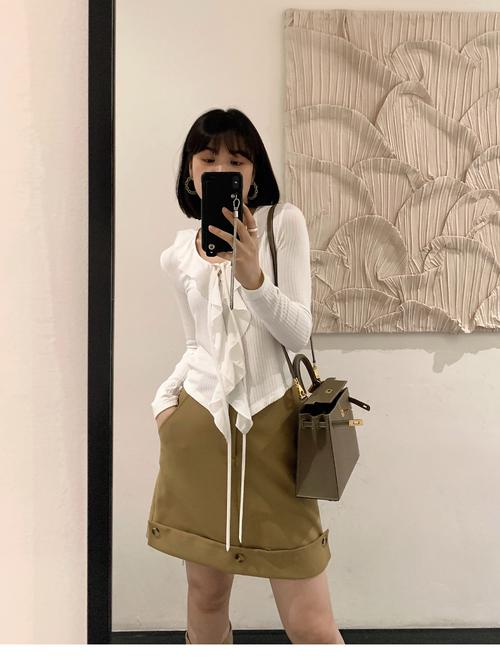 卡其色半身短裙怎么搭配图片