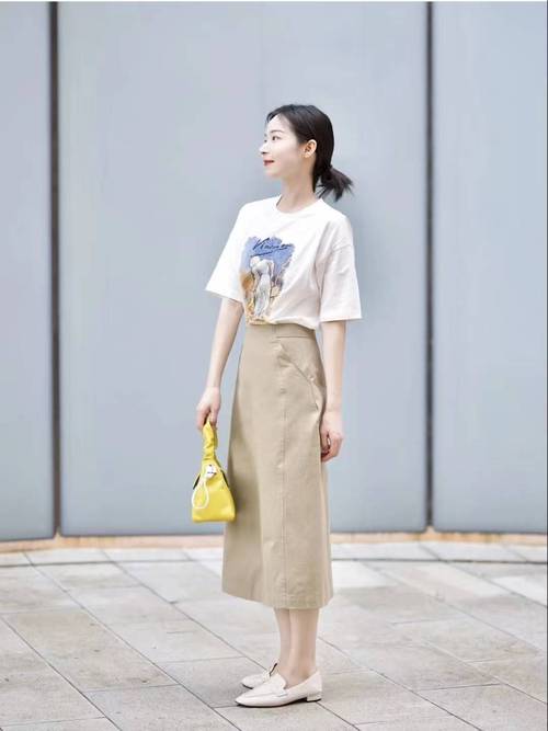 卡其色半身短裙怎么搭配上衣