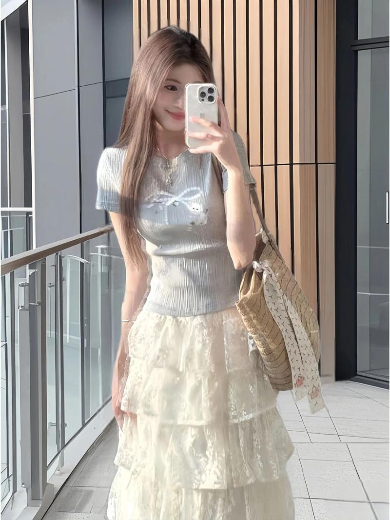 半身雷丝裙怎么搭配上衣图片