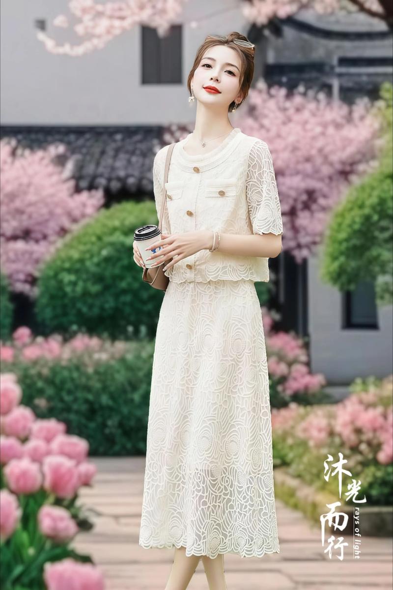 半身雷丝裙怎么搭配上衣图片