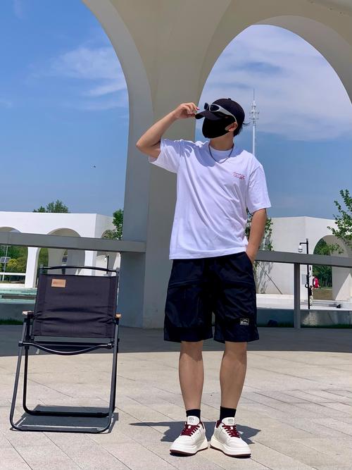 短裤和鞋子怎么搭配衣服