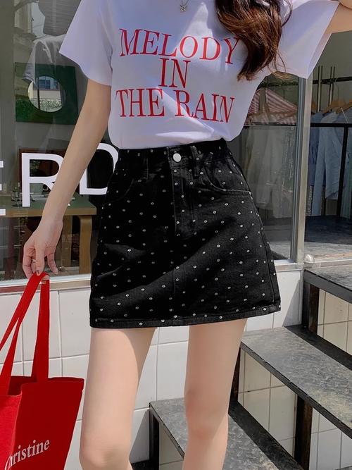 黑色牛仔裙怎么搭配好看