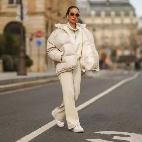 白色羽绒服配什么鞋