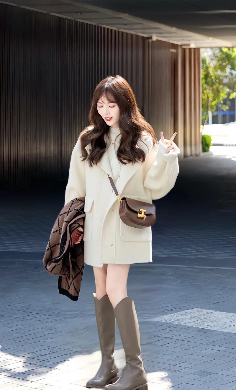 中长米色衫怎么搭配什么裤子好看吗