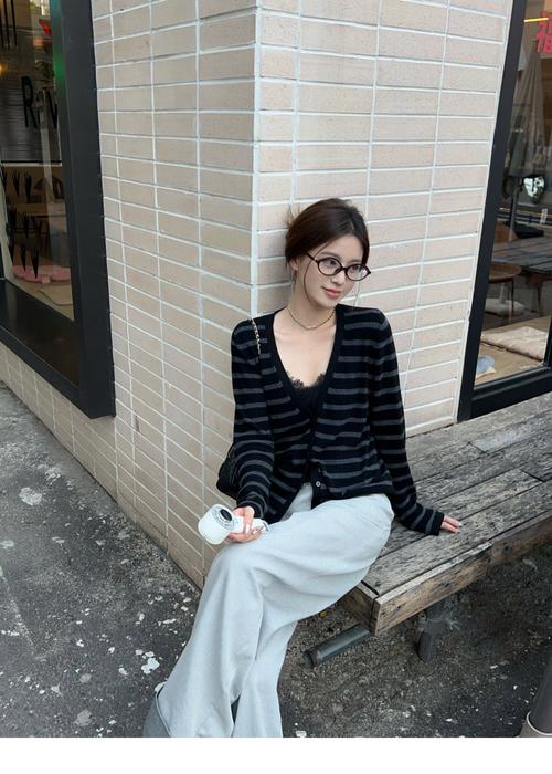 宽松的毛衣外套怎么搭配