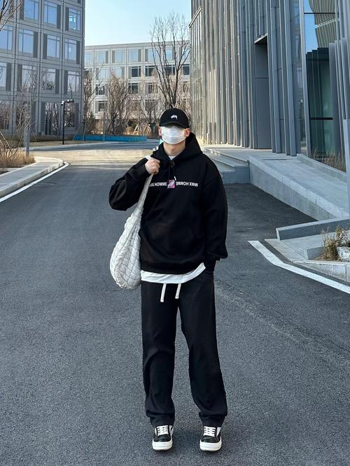 黑白卫衣配什么裤子